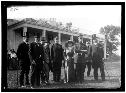 ITALIAN COMMISSION TO U.S. COMMISSION AT MOUNT VERNON. FRONT- AMBASSADOR MACCHI DI CELLERI; FERDINAND; UNIDENTIFIED LADY; MARCONI LCCN2016867829