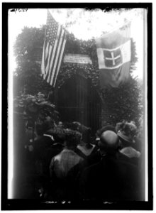 ITALIAN COMMISSION TO U.S. COMMISSION AT TOMB OF WASHINGTON LCCN2016867832
