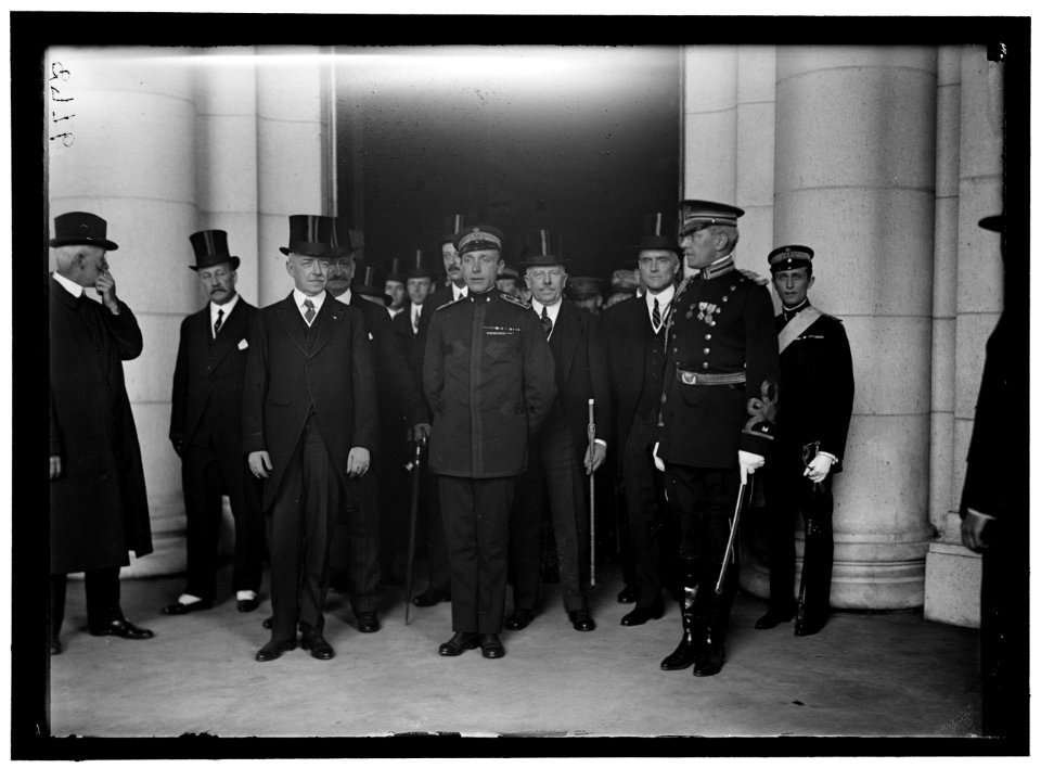 ITALIAN COMMISSION TO U.S. AT CENTER- SEC. LANSING AND H.R.H. FERDINAND DI SAVOIA, PRINCE OF UDINE. COUNT MACCHI DI CELLEN, AMBASSADOR TO U.S. AT REAR, LEFT OF LANSING. BORSARELLI. REAR LCCN2016867789