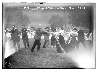 Italian folk dance at Van Cortl't Park (New York) LCCN2014682336 photo