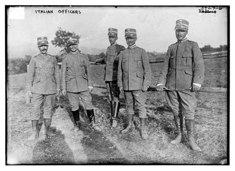 Italian officers LCCN2014698695