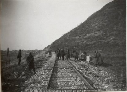 Italien. Gefangene arbeiten an der Bahnstrecke Görz - Cormons 28.11.17. (BildID 15612137)