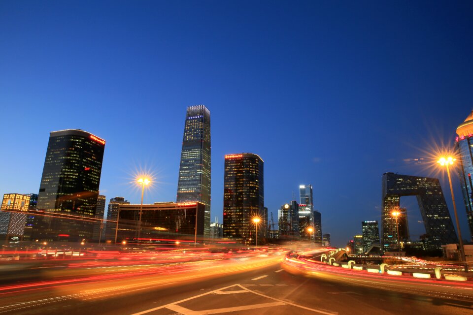 Eon night view traffic
