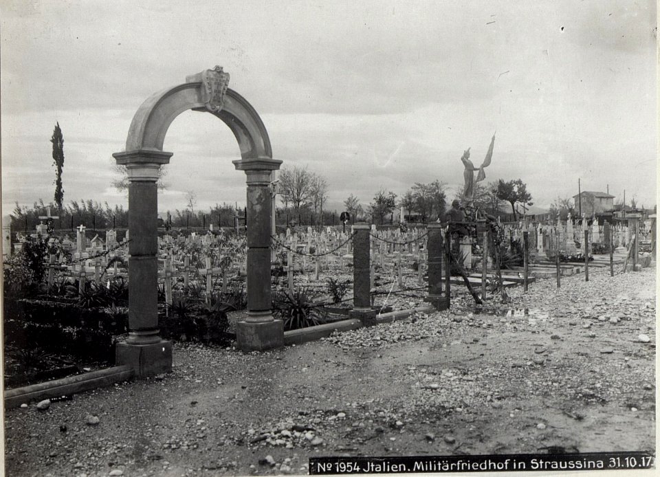 Italien.Militärfriedhof in Straussina 31.10.17. (BildID 15610505)