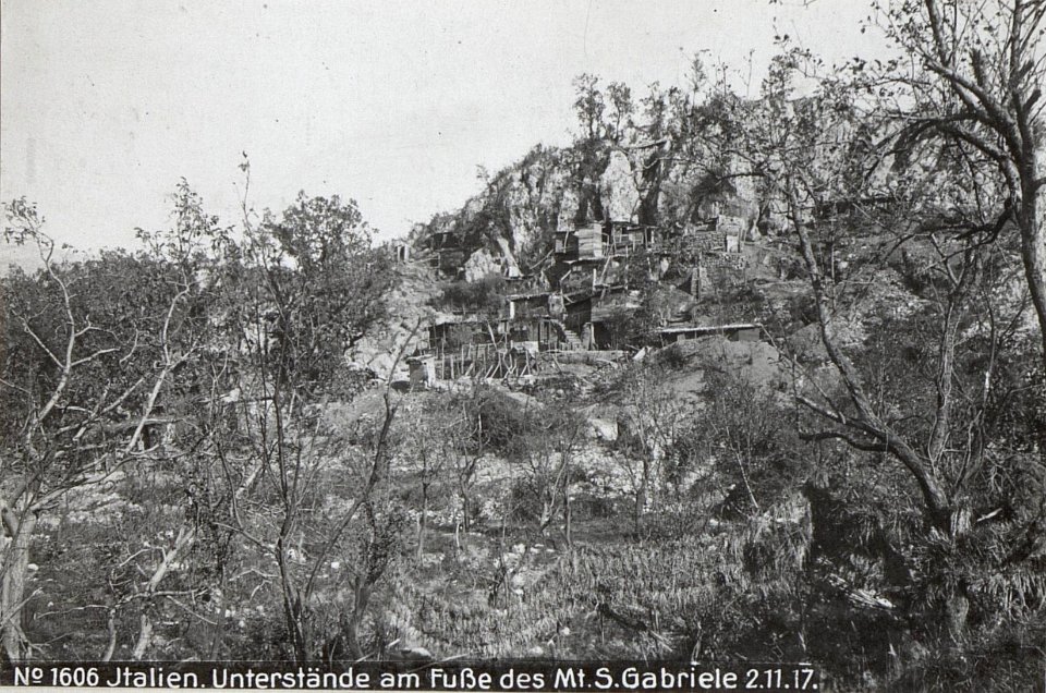 Italien.Unterstände am Fuße des Mt.S.Gabriele 2.11.17. (BildID 15607669)