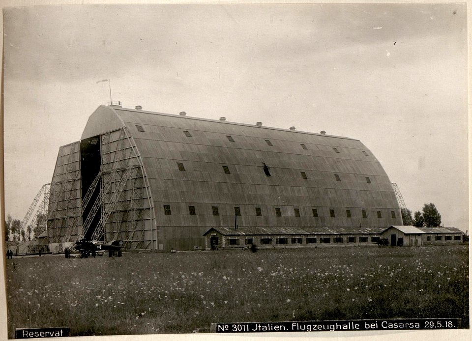 Italienische Flugzeughalle bei Casarsa am 29.5.1918 (BildID 15618713)