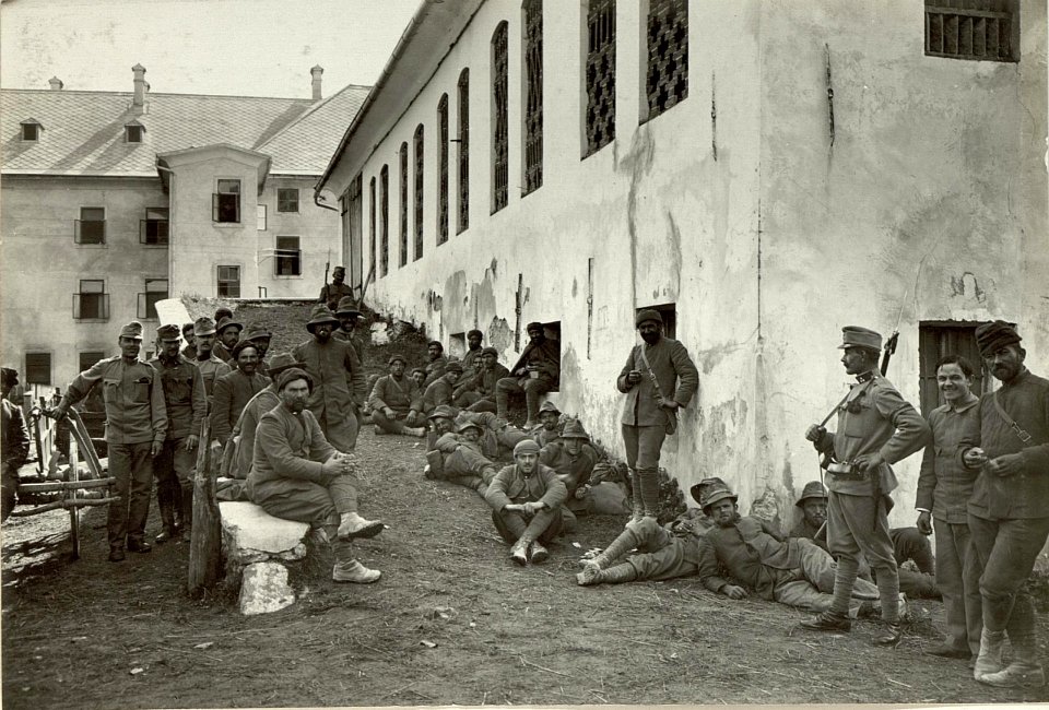 Italienische Gefangene (Alpini und Bersagliere) in Kötschach. Standpunkt, Kötschach. Aufgehommen, am 19.September 1915. (BildID 15462323)
