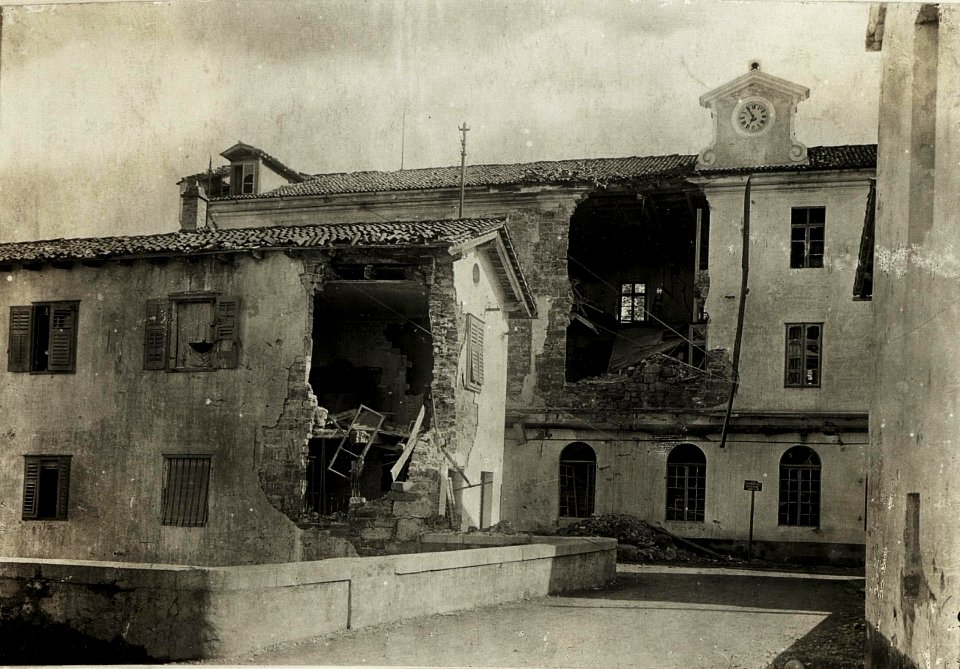 Italienische Granatwirkung in einer Papierfabrik, Podgora, 11.9.1915. (BildID 15593891)
