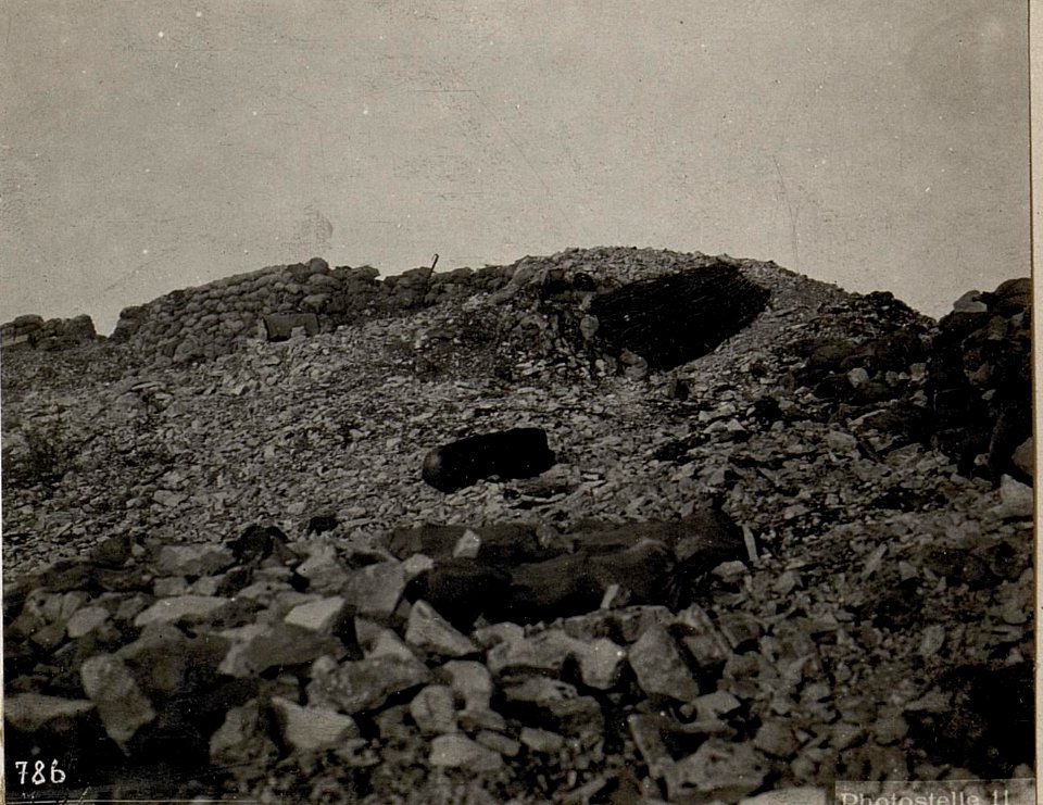 Italienische Stellung auf Monte Katze, im Vordergrund Gasabwehrsack. (BildID 15635892)