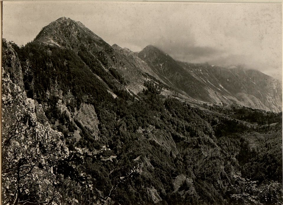 Italienische Talsperre auf Kote 1270, VRSIC, KRN, KRASJI VRH. Aufgenommen aus der Vorfeldstellung der 10. Kompagnie des k.u.k. Infanterie Regiments Nro.26 am JAVORCEK. Aufgen. am 30.VI.1916. (BildID 15477001)