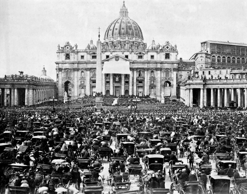 Italienischer Photograph um 1870 - Die Truppen des Kirchenstaates empfangen auf dem Petersplatz in Rom den Segen des Papstes (Zeno Fotografie)