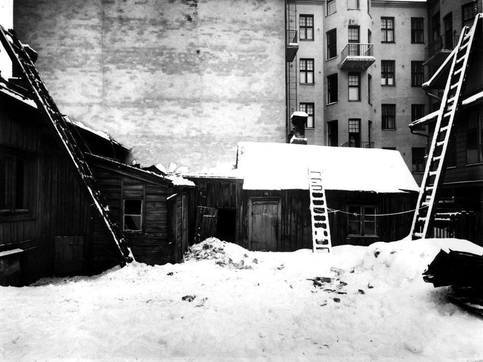 Iso Roobertinkatu 36. Pihakuva, taustalla Iso Roobertinkatu 34 pihan puolelta - N25690 (hkm.HKMS000005-km0037y4)