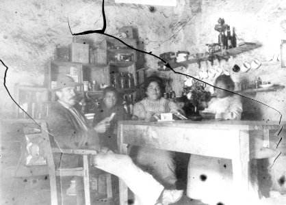 Italiensk familj i sitt hus. Ollachea. Peru - SMVK - 002322