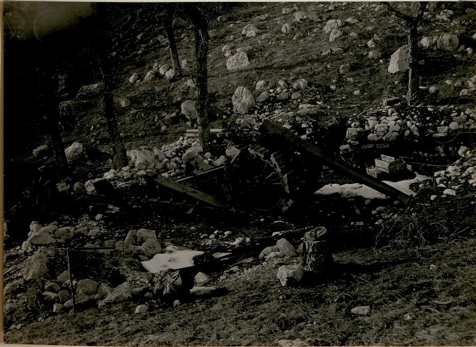 Itl. Artillerie-Stellung bei Pluzne. 14,9cm Haubtz. (BildID 15512343)