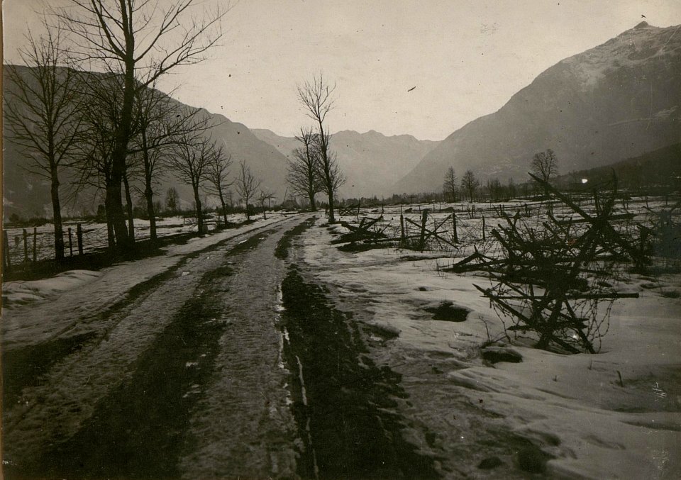 Itl. Hindernisse an der Strasse nach Flitsch. (BildID 15512378)
