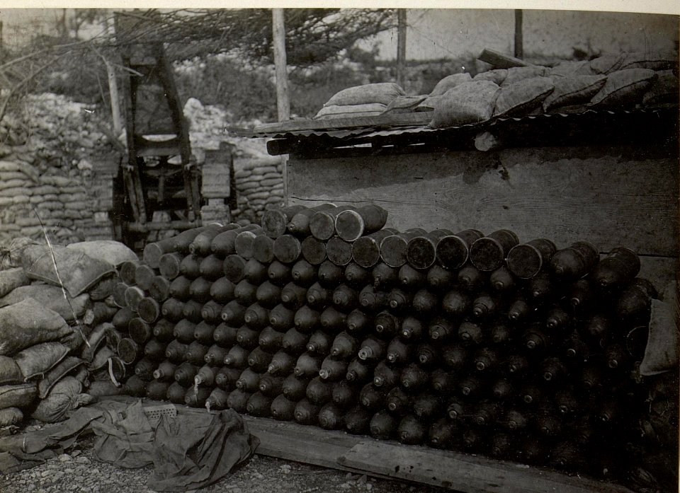 Itl.Munition in Deckung.Monfalcone. Anfang Mai 1918. (BildID 15664852)