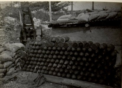 Itl.Munition in Deckung.Monfalcone. Anfang Mai 1918. (BildID 15664852)