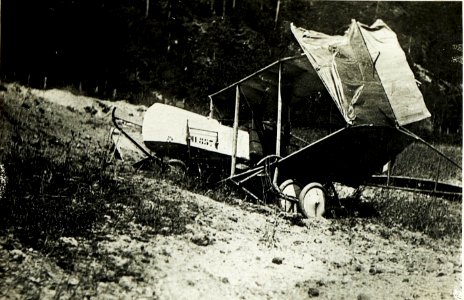 It.Farman Flugzeug mit Bergsaglieri-Ltn. als Pilot und ein Aspirant durch Artillerie und Infanteriefeuer bei Malborgeth-Gugg zur Landung gezwungen.Das Fahrzeug wurde sodann von itl. Artillerie heftig (BildID 15499966)