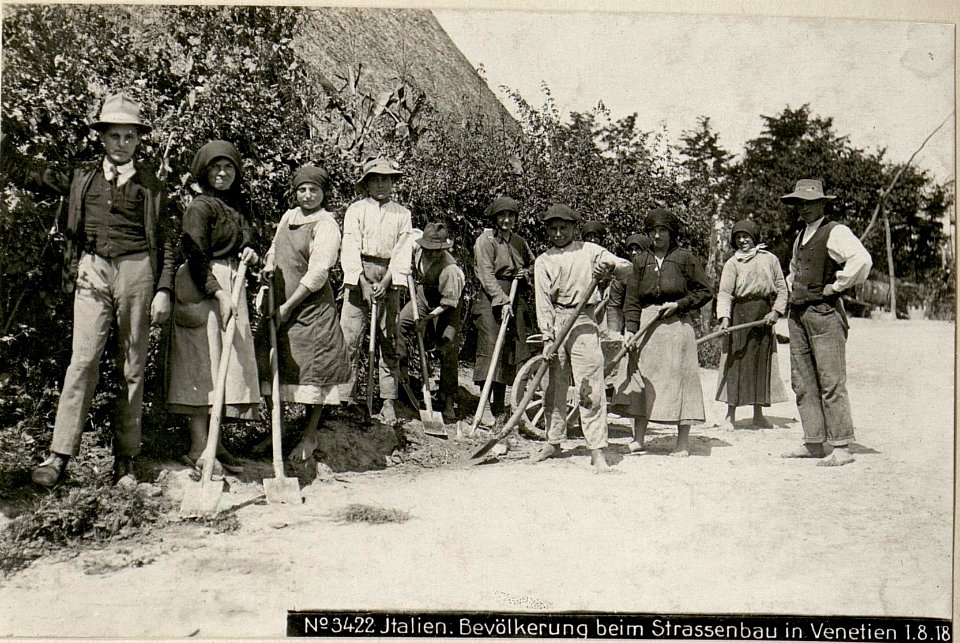 Italien. Bevölkerung beim Strassenbau in Venetien 1.8.18. (BildID 15622058)