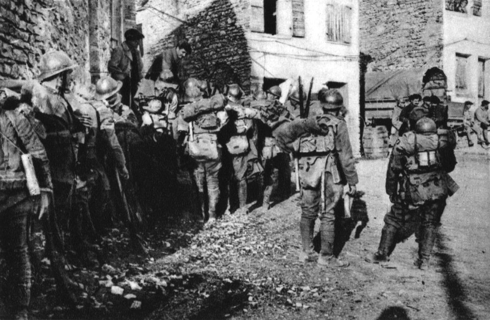 Italienische Infanterie erwartet den Abmarschbefehl
