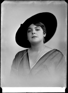 Hansy Petra, singer, undated portrait - SMV - GP028