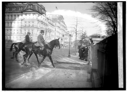 Harding & Christian on horseback, 11-25-21 LCCN2016845855