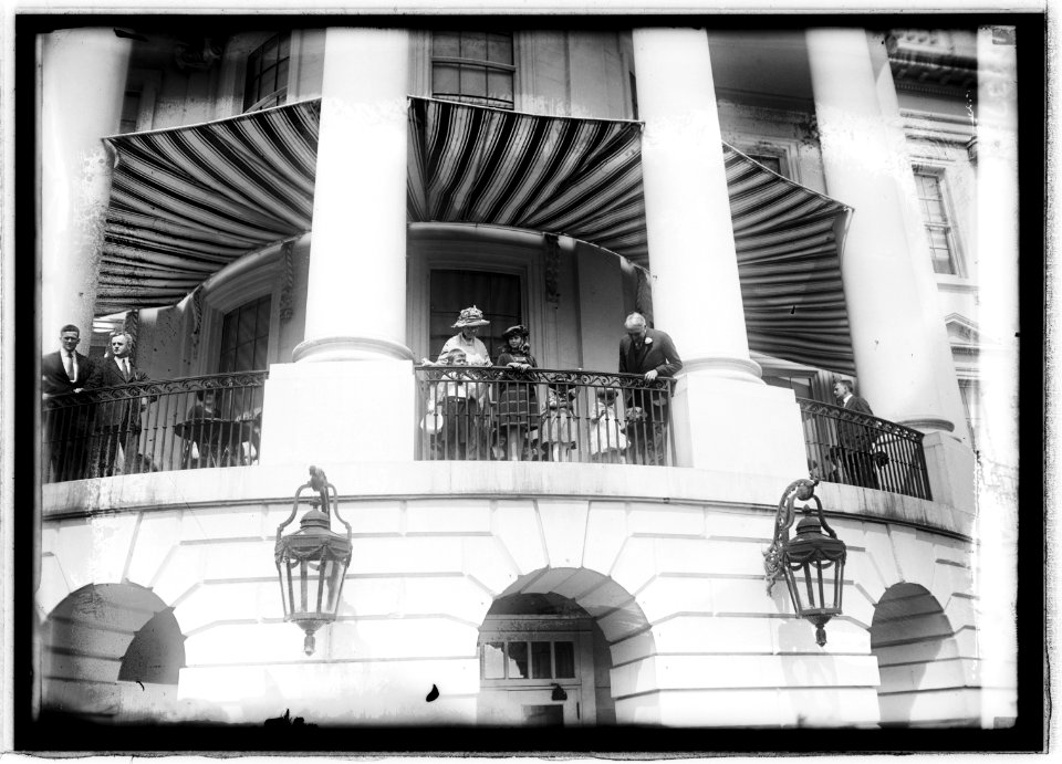 Harding & Mrs. H., Easter egg rolling, 1921, (3-28-21) LCCN2016845014