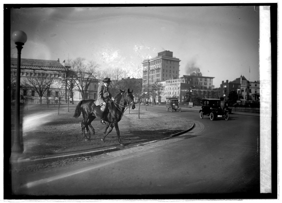 Harding & Christian on horseback, 11-25-21 LCCN2016845854