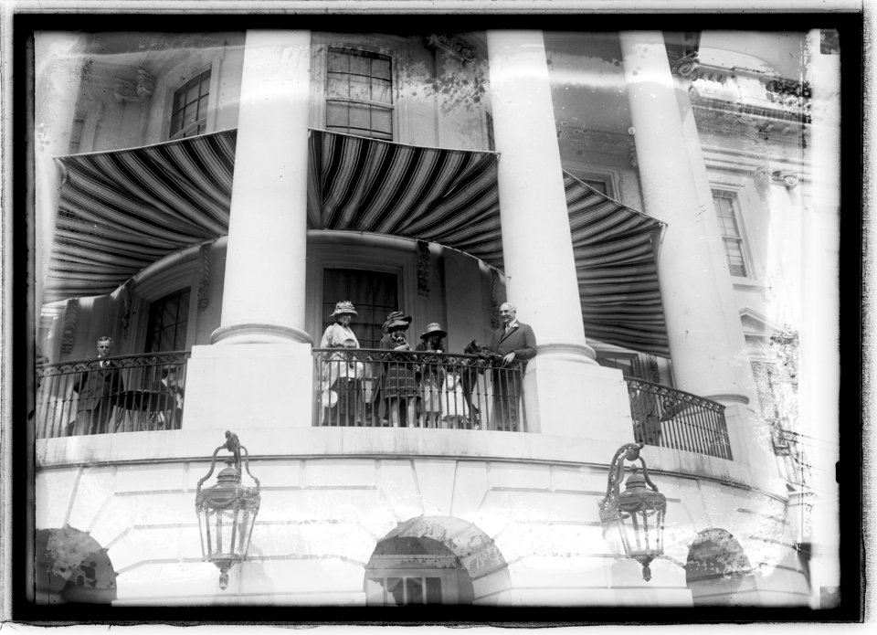 Harding & Mrs. H., Easter egg rolling, 1921, 3-28-21 LCCN2016845012