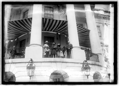 Harding & Mrs. H., Easter egg rolling, 1921, 3-28-21 LCCN2016845012