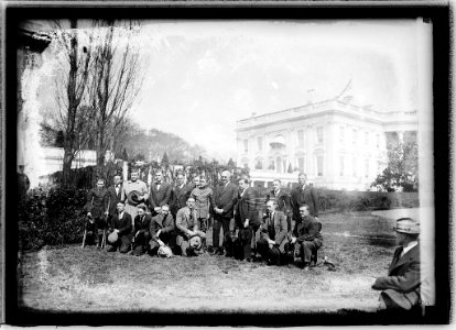 Harding & wounded men, (3-25-21) LCCN2016845017