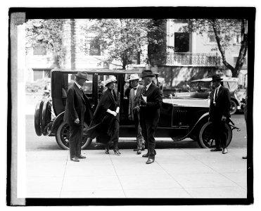 Harding arriving at Unemployment (...) LOC npcc.05080