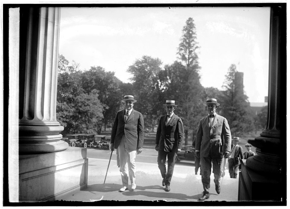 Harding arriving at budget meeting, (7-11-22) LCCN2016846547