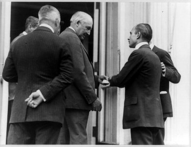 Harding buys treasury savings certificates LCCN2002706917