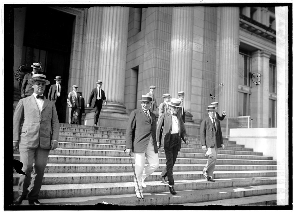Harding leaving budget meeting, 7-11-22 LCCN2016846546
