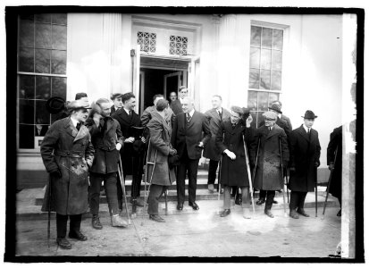 Harding with disabled soldiers, 2-16-22 LCCN2016846080