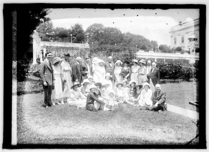 Harding with group of Georgia Peaches, 6-22-21 LCCN2016845463