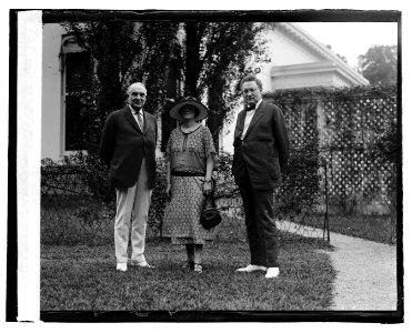 Harding, Miss Carmichael, Sen. Watson, 8-5-22 LOC npcc.06817