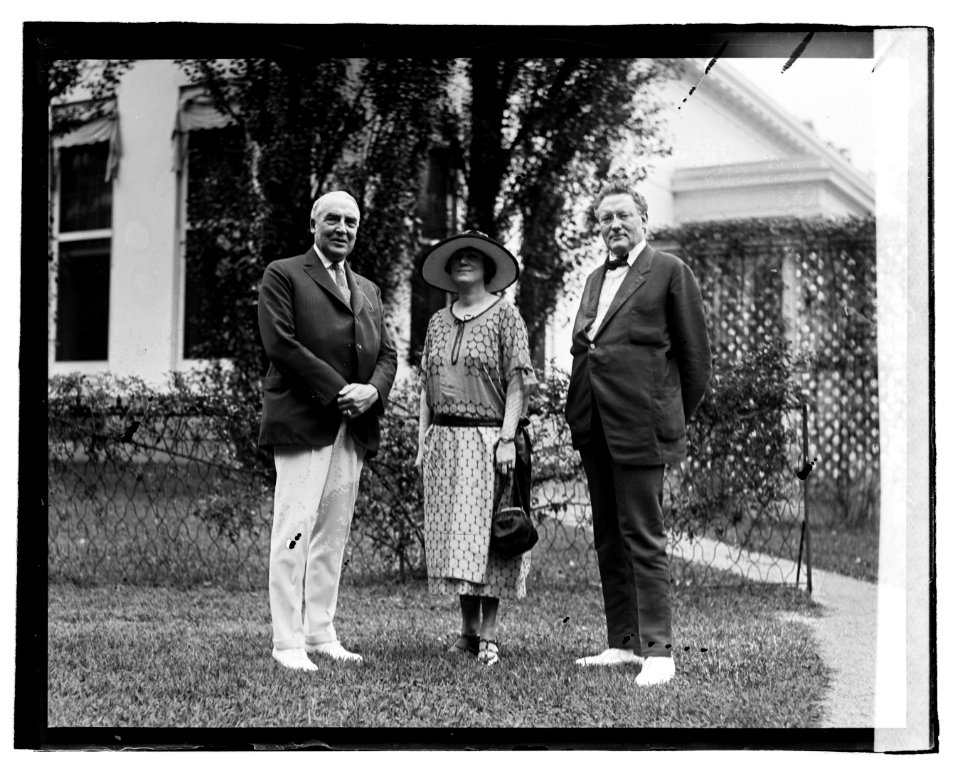 Harding, Miss Carmichael, Sen. Watson, 8-5-22 LOC npcc.06818