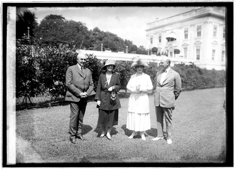 Harding, Miss Mary Harrington, Mrs. Oddie & Sen. Oddie, 8-29-22 LCCN2016846659