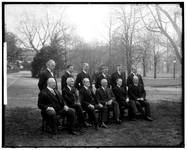 HARDING, WARREN G. WITH CABINET. OUTDOORS LCCN2016859362