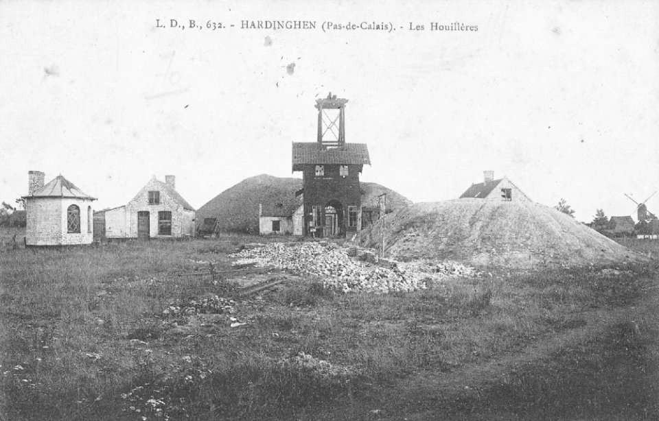Hardinghen - Fosse Glaneuse n° 1, vue d'ensemble du carreau et du terril