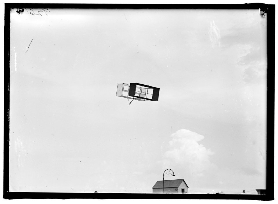 HARGRAVE BOX KITE. AIRPLANE TARGET AT FORTRESS MONROE; MODIFIED HARGRAVE BOX KITE, INCORPORATING IMPROVEMENTS BY MARVIN, CLAYTON, AND FERGUSSON; USED BY U.S. WEATHER BUREAU FOR RAISING LCCN2016868205