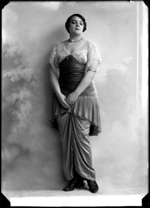 Hansy Petra, singer, undated portrait - SMV - GP027
