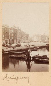 Haringpakkerij, sedert 1879 Prins Hendrikkade 9,11, 13 en hoger (v.r.n.l.) photo