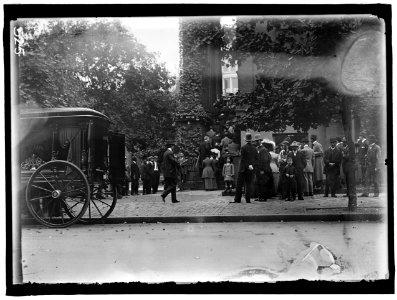HARLAN, JOHN MARSHALL. ASSOCIATE JUSTICE, U.S. SUPREME COURT, 1877-1910. FUNERAL AT NEW YORK AVENUE PRESBYTERIAN CHURCH. MOURNERS ENTERING CHURCH LCCN2016863424