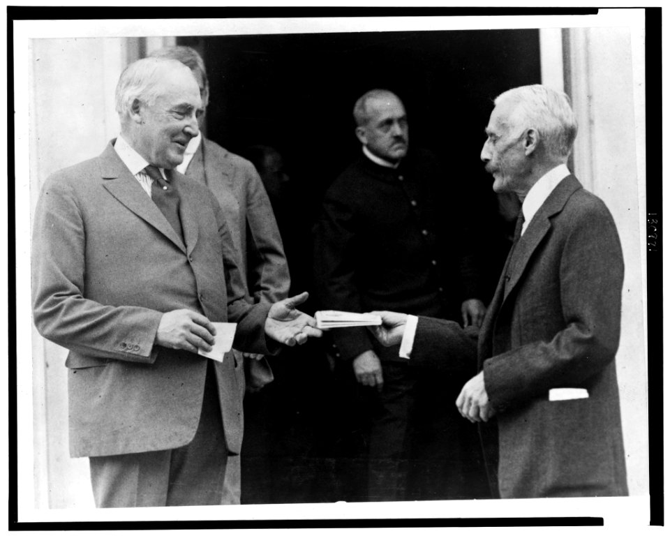 Harding buys treasury savings certificates LCCN2002706916