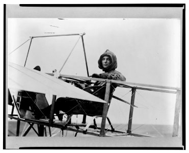 Harriet Quimby in cockpit of plane LCCN2001704111