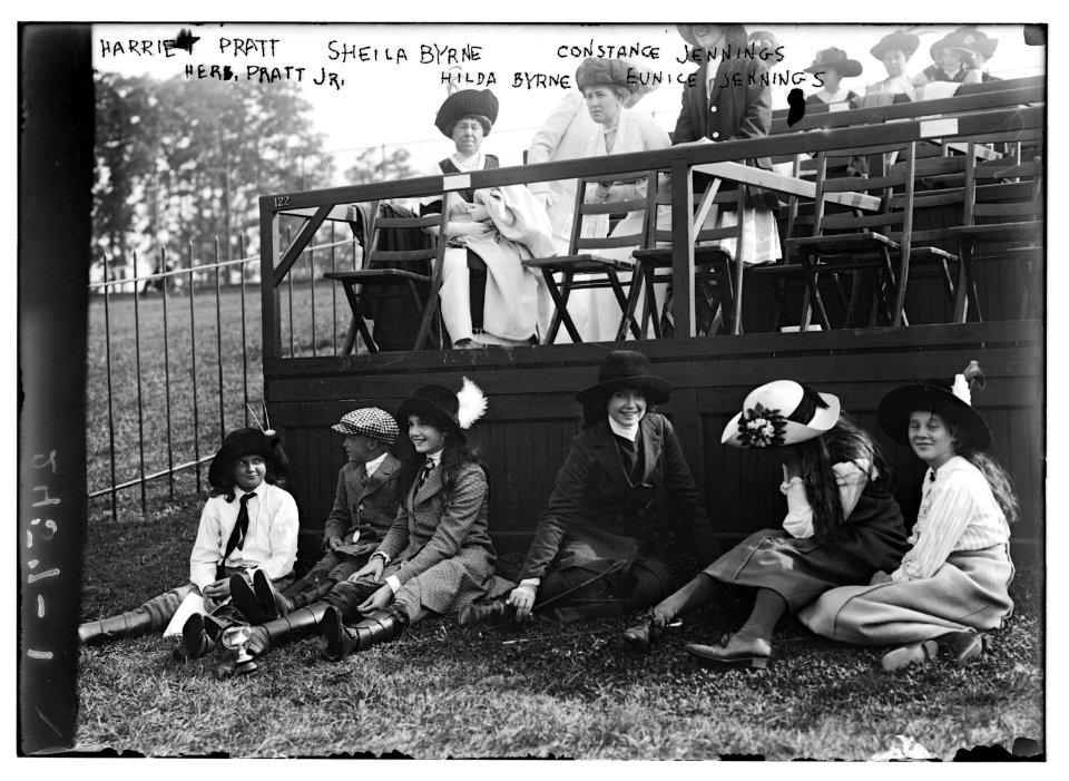 Harriet Pratt, Sheila Byrne, Constance Jennings, Herb Pratt Jr., Hilda Byrne, Eunice Jennings LCCN2014690933
