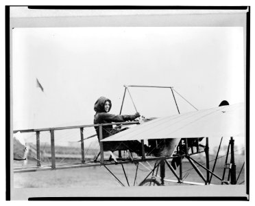 Harriet Quimby in cockpit of plane LCCN2001704112